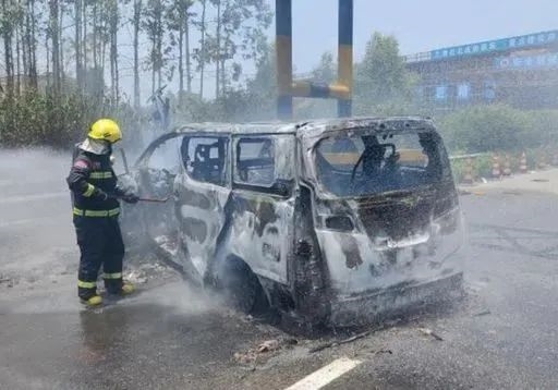 撞车了车门打不开今天我想再骂骂隐藏式门把手(图18)