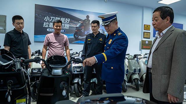 锡林郭勒盟多部门联合开展电动自行车安全隐患全链条整治检查工作(图1)