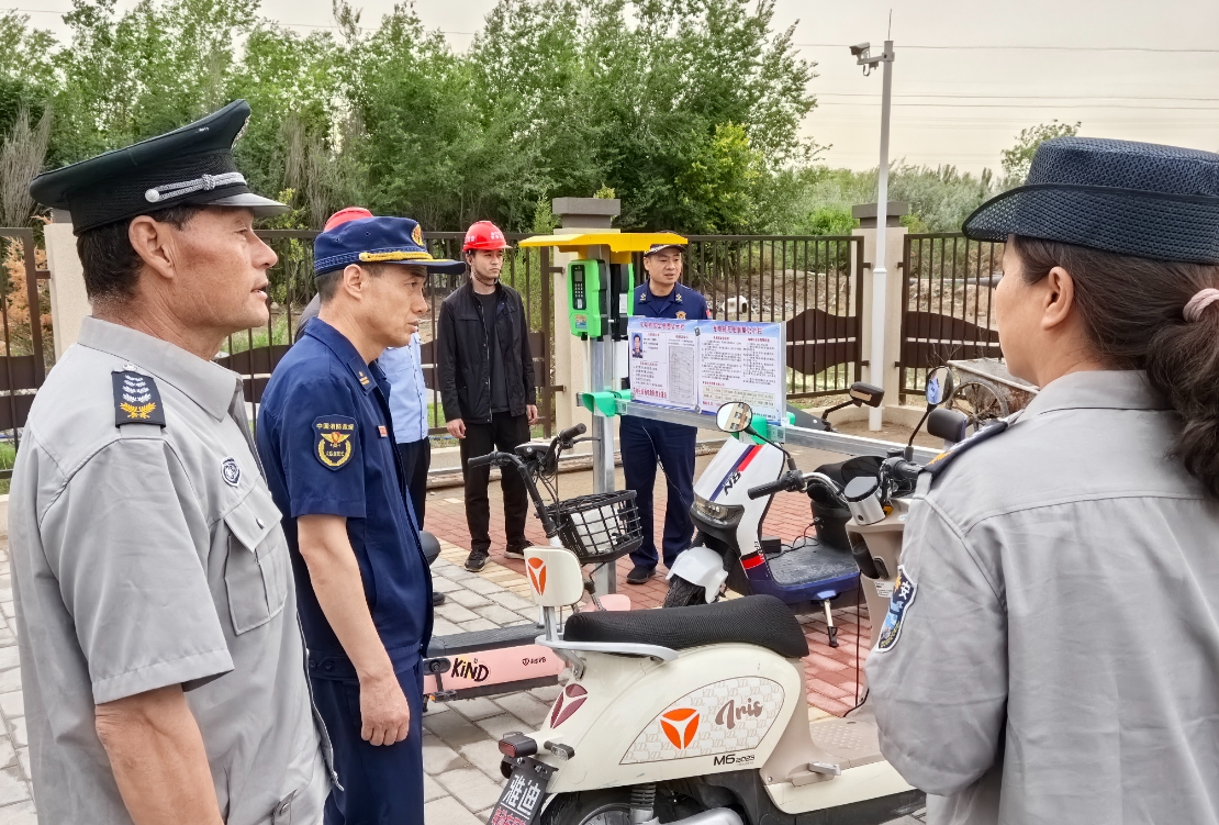 银川市多部门联合开展全市电动自行车全链条整治消防安全夜查行动(图1)