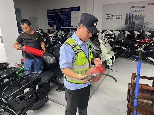 全链条整治！中山东凤镇多部门联合夜查电动自行车安全隐患(图3)