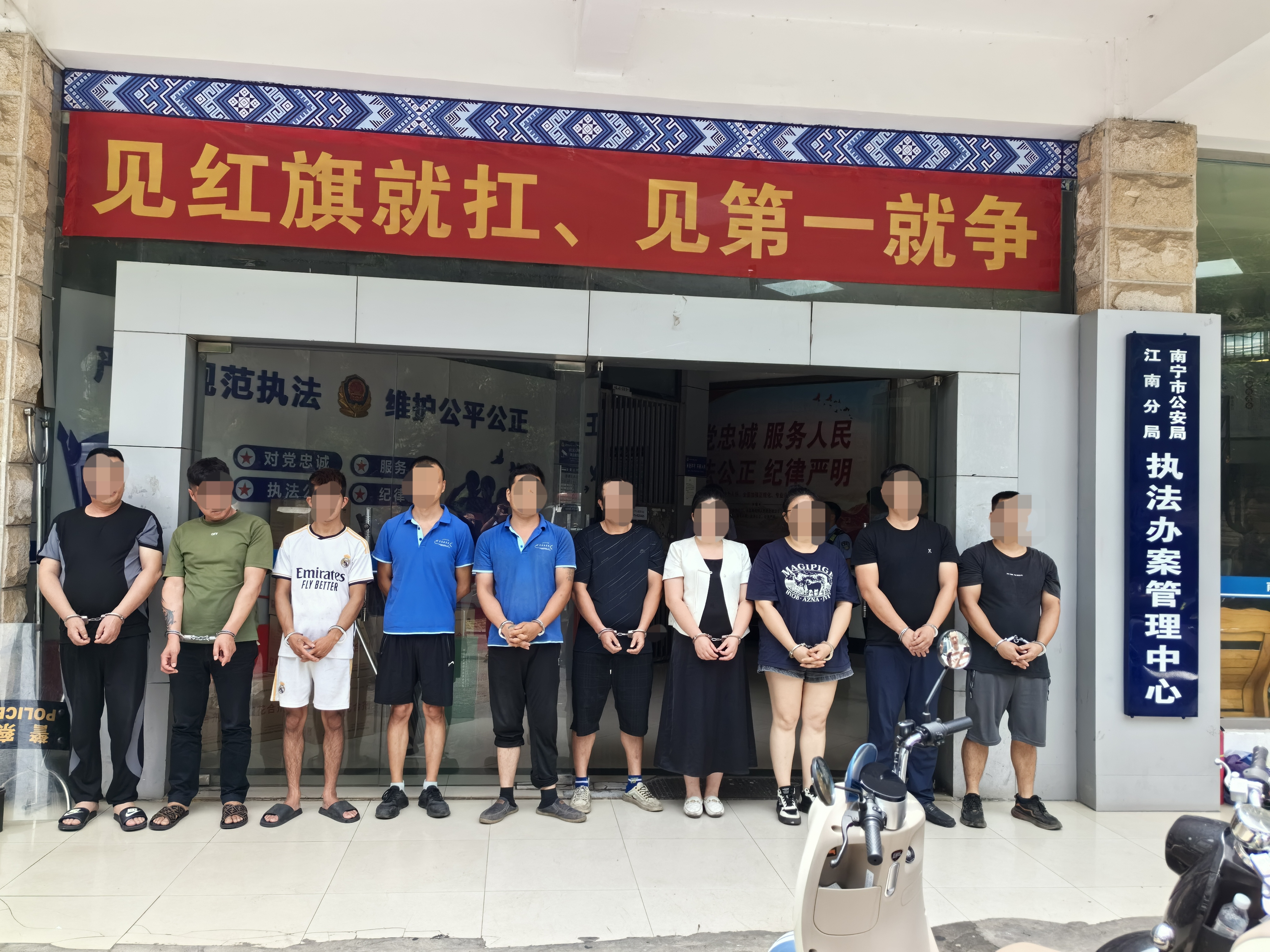 涉案资金110余万武汉警方斩断一条“贩运销”假烟链条(图1)
