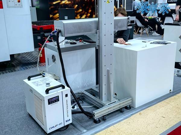 特域采用紫外激光打标提升冷水机钣金品质(图2)