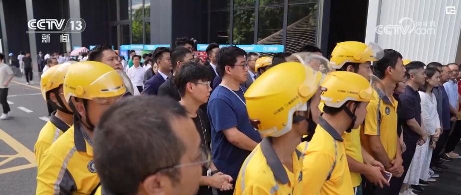 党旗在基层一线高高飘扬支部建在“流动链条”上城市“小蜜蜂”成基层治理新力量(图7)