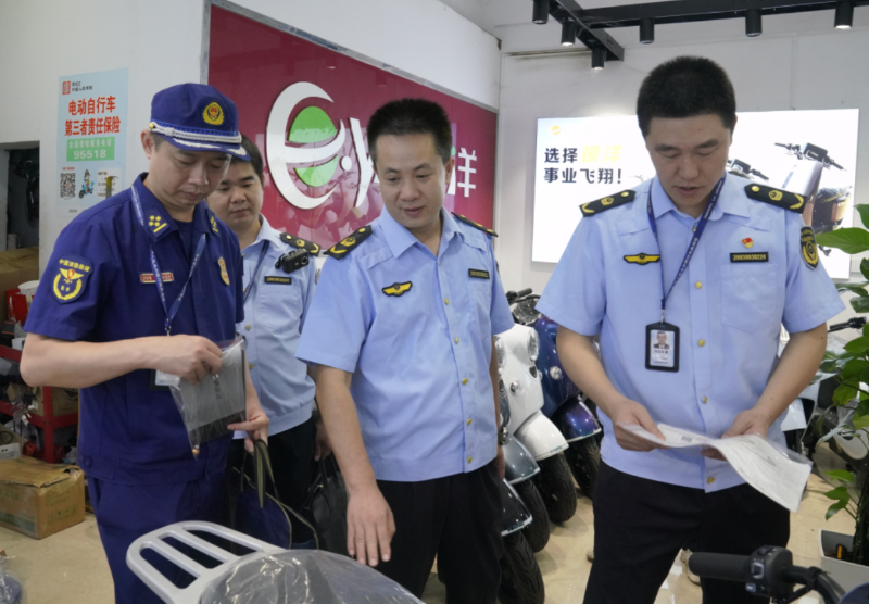 广西桂林市市场监管局联合多部门开展电动自行车安全隐患全链条整治(图1)