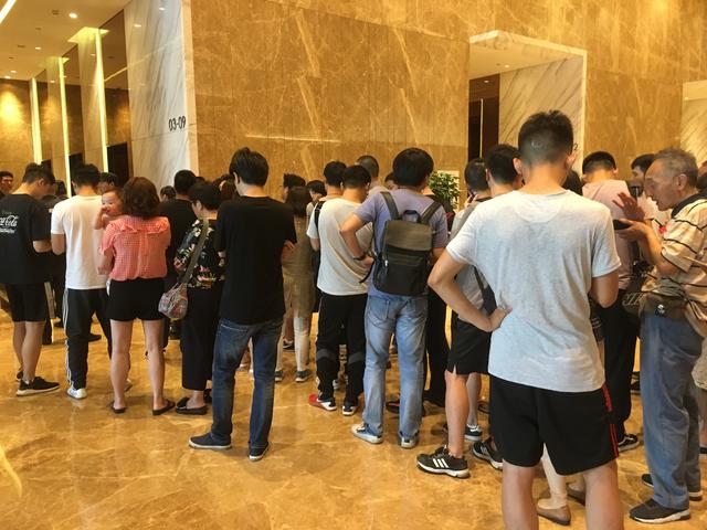 记者现场直击“牛板金”爆雷股东虚构项目卷走315亿！(图1)