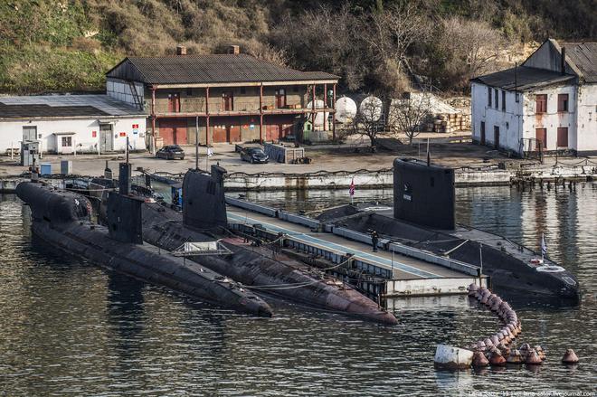 锈蚀在克里米亚的641B型“鲶鱼”项目B-380潜艇(图6)