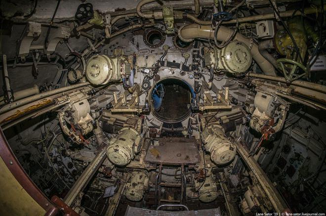锈蚀在克里米亚的641B型“鲶鱼”项目B-380潜艇(图14)