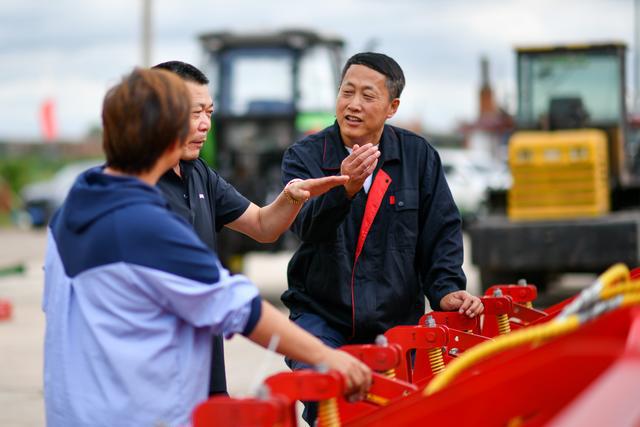 新华全媒+丨我叫建国——“60后”农机研发者的黑土地情结(图3)