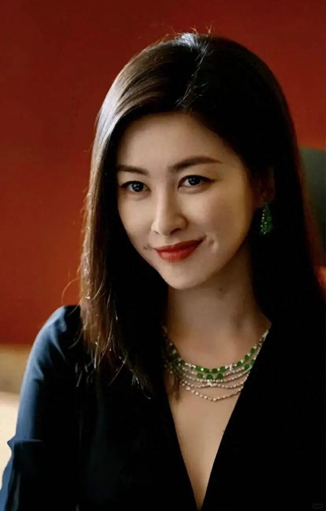 女人到了五十岁尽量少戴这3种“假时髦”首饰会显廉价又俗气(图1)