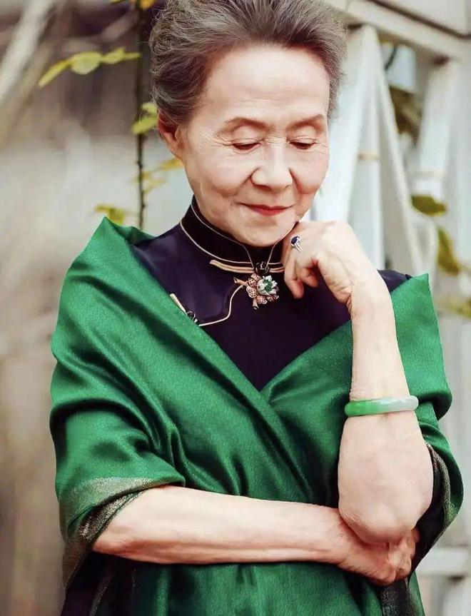 女人到了五十岁尽量少戴这3种“假时髦”首饰会显廉价又俗气(图3)