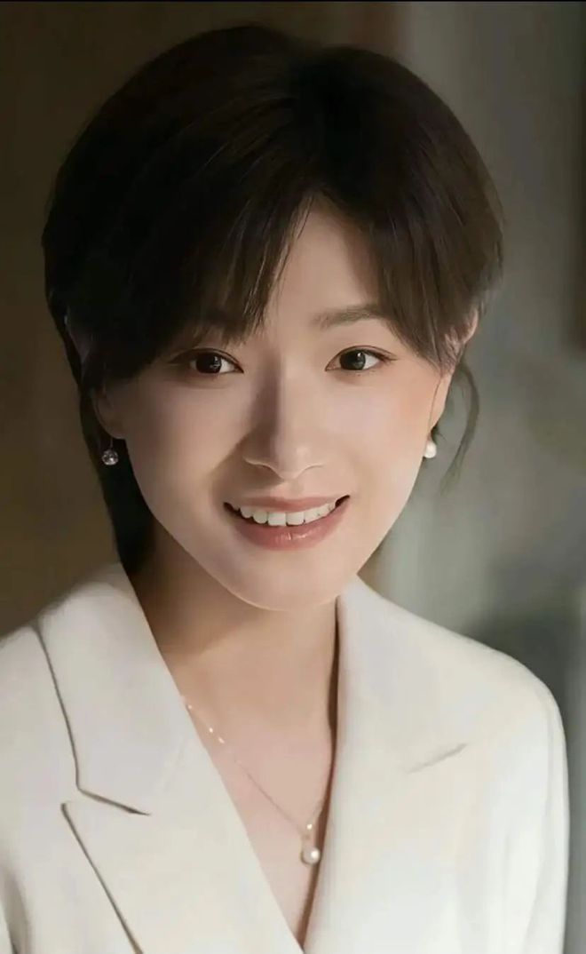 女人到了五十岁尽量少戴这3种“假时髦”首饰会显廉价又俗气(图2)