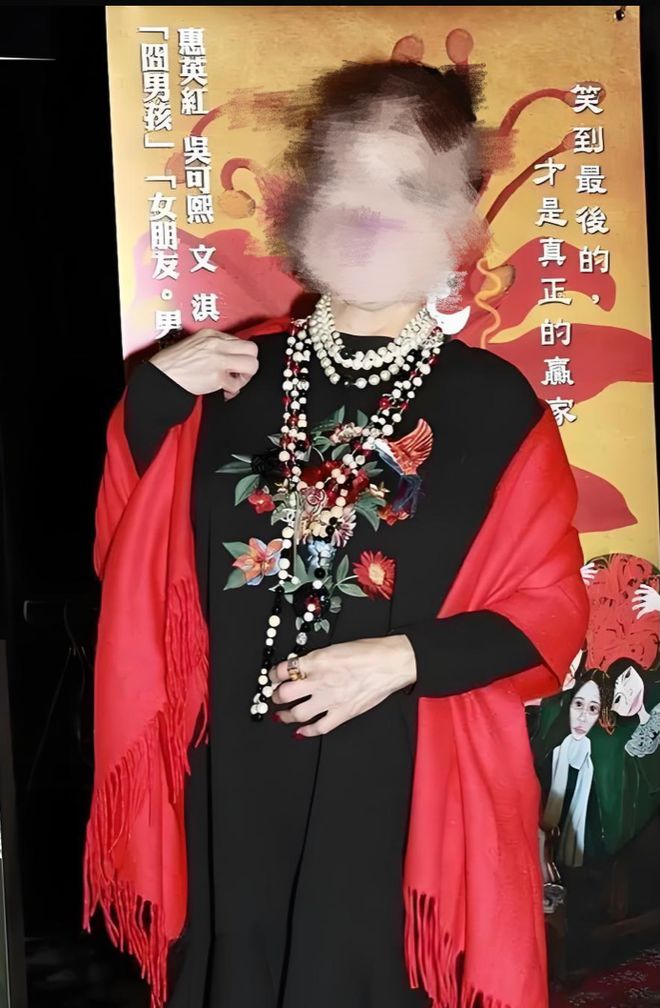 女人到了五十岁尽量少戴这3种“假时髦”首饰会显廉价又俗气(图5)