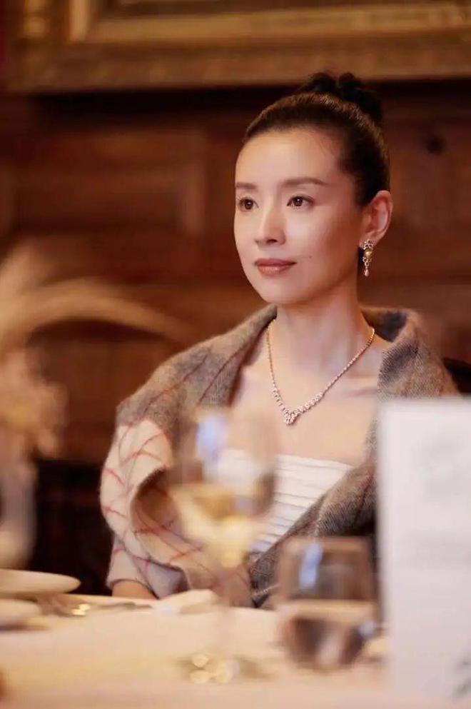 女人到了五十岁尽量少戴这3种“假时髦”首饰会显廉价又俗气(图25)