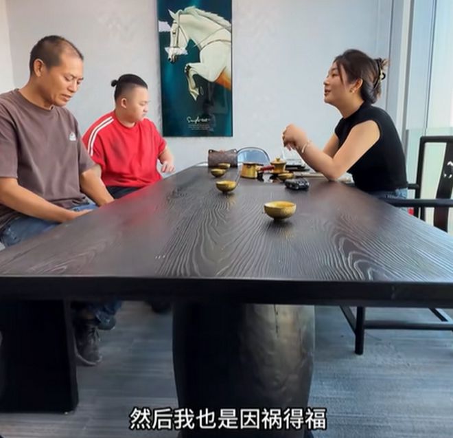 劳斯莱斯被撞事件后续！女车主两次改口货车司机脱困网友大赞(图5)