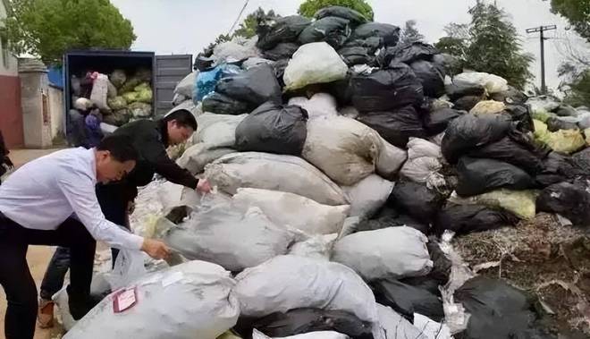 央视曾曝光“毒外卖盒”事件：用带血输液管、尿袋制作恶心不已(图1)