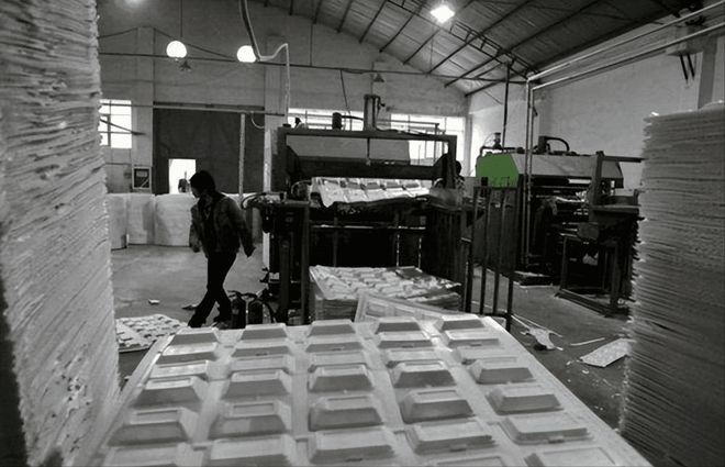 央视曾曝光“毒外卖盒”事件：用带血输液管、尿袋制作恶心不已(图4)