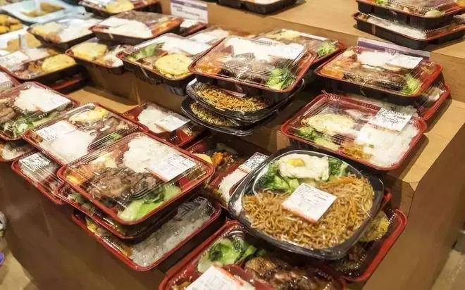 央视曾曝光“毒外卖盒”事件：用带血输液管、尿袋制作恶心不已(图5)