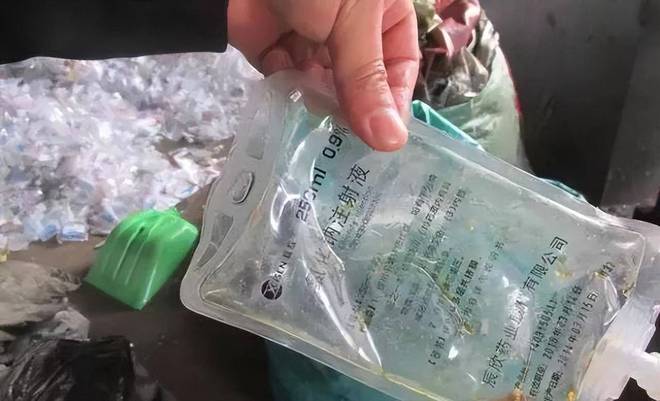 央视曾曝光“毒外卖盒”事件：用带血输液管、尿袋制作恶心不已(图8)