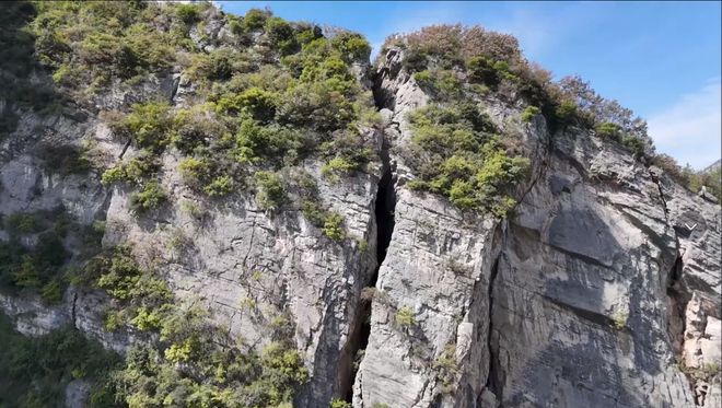 宜昌令人费解的景区链子锁崖闻所未闻知名度颇高却垃圾遍野(图2)