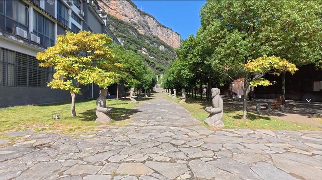 宜昌令人费解的景区链子锁崖闻所未闻知名度颇高却垃圾遍野(图3)