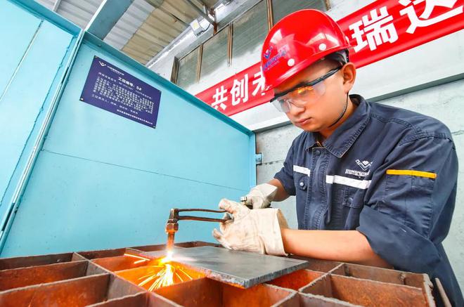 全国五一劳动奖章获得者、90后“钢铁裁缝”庄学宇：源于喜欢做好传承(图1)