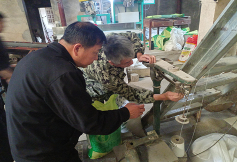 江西省泰和县市场监管局开展粮食生产端和销售端全链条计量监管(图1)