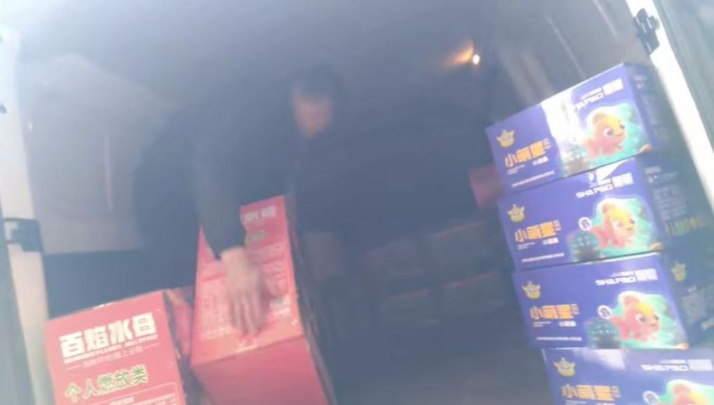 暗访烟花非法运输链：快递违规收寄烟花有货拉拉司机也在偷运(图7)