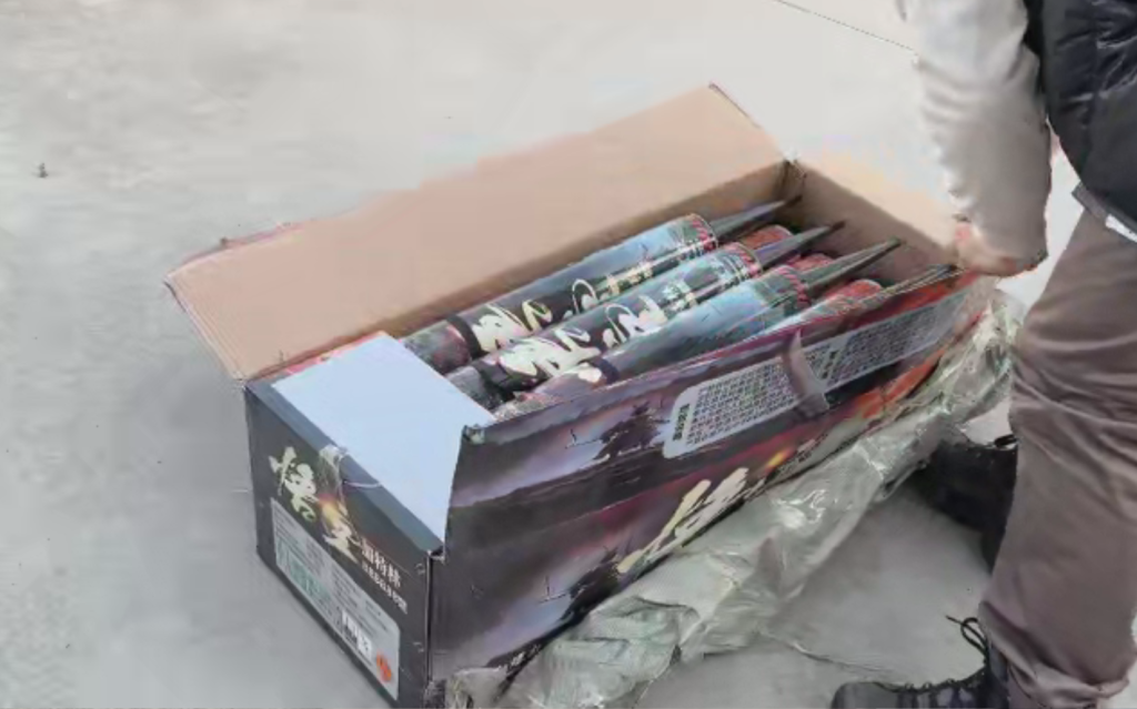 暗访烟花非法运输链：快递违规收寄烟花有货拉拉司机也在偷运(图9)