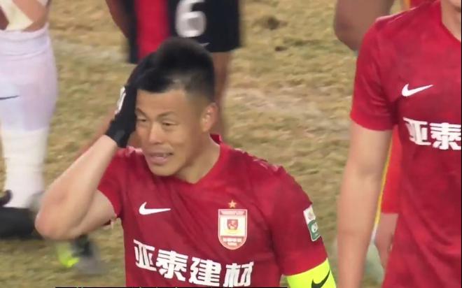 1-1菜鸟互啄！贝里奇没穿射门靴图多列太业余了！谢晖把亚泰毁了(图1)