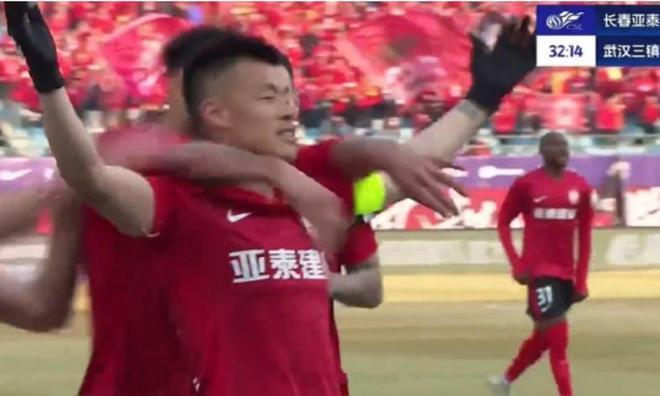 1-1菜鸟互啄！贝里奇没穿射门靴图多列太业余了！谢晖把亚泰毁了(图3)