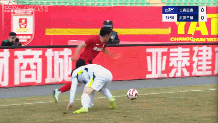 1-1菜鸟互啄！贝里奇没穿射门靴图多列太业余了！谢晖把亚泰毁了(图2)