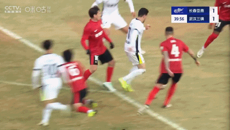 1-1菜鸟互啄！贝里奇没穿射门靴图多列太业余了！谢晖把亚泰毁了(图4)