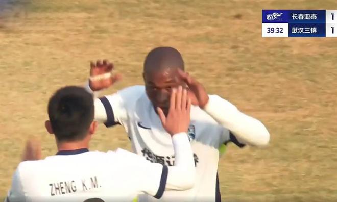 1-1菜鸟互啄！贝里奇没穿射门靴图多列太业余了！谢晖把亚泰毁了(图5)