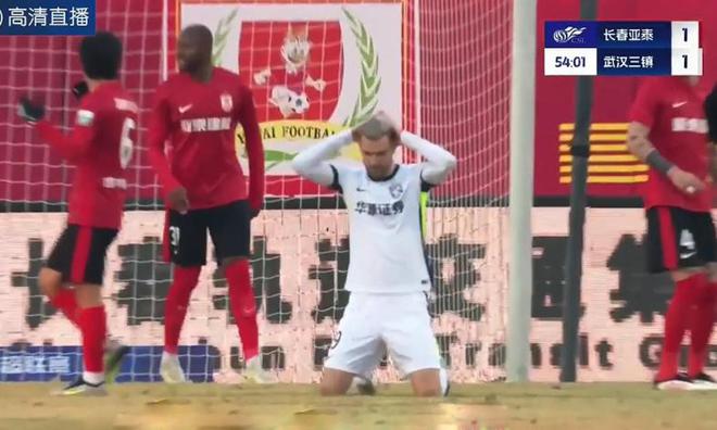 1-1菜鸟互啄！贝里奇没穿射门靴图多列太业余了！谢晖把亚泰毁了(图7)
