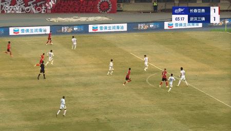 1-1菜鸟互啄！贝里奇没穿射门靴图多列太业余了！谢晖把亚泰毁了(图8)