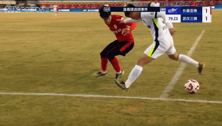 1-1菜鸟互啄！贝里奇没穿射门靴图多列太业余了！谢晖把亚泰毁了(图9)