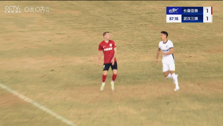 1-1菜鸟互啄！贝里奇没穿射门靴图多列太业余了！谢晖把亚泰毁了(图12)