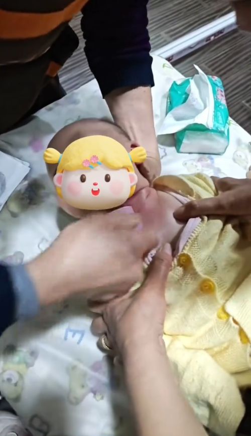 成都一推拿馆给6个月大婴儿刮痧引质疑相关部门回应(图1)