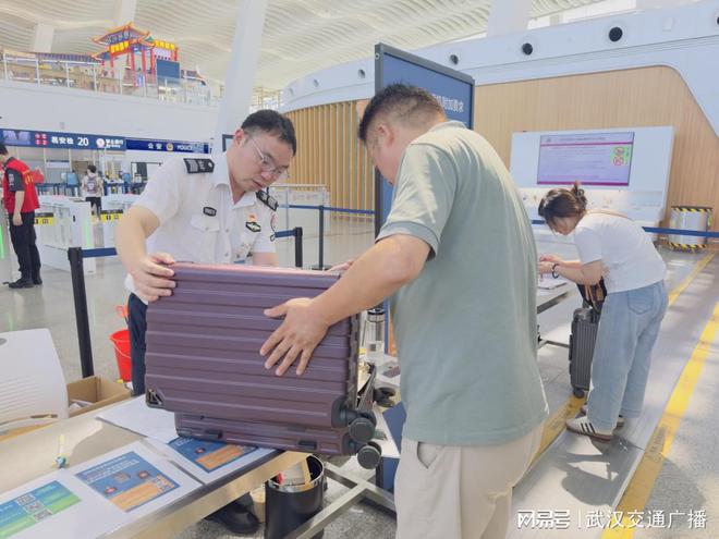 武汉机场安检站：争当充电宝新规下的“急难愁盼”破题者(图3)