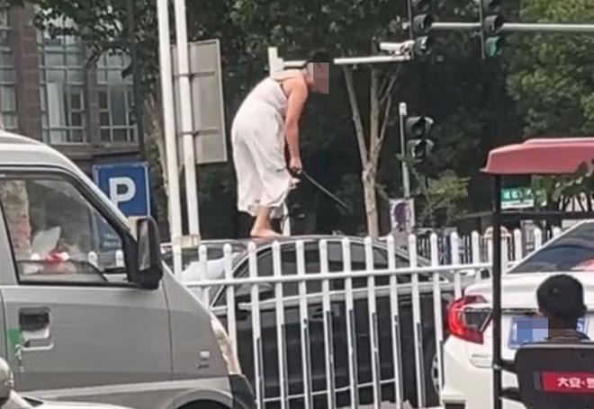 女子持械当街打砸多辆轿车通报：系精神病发作家属愿意承担赔偿(图3)