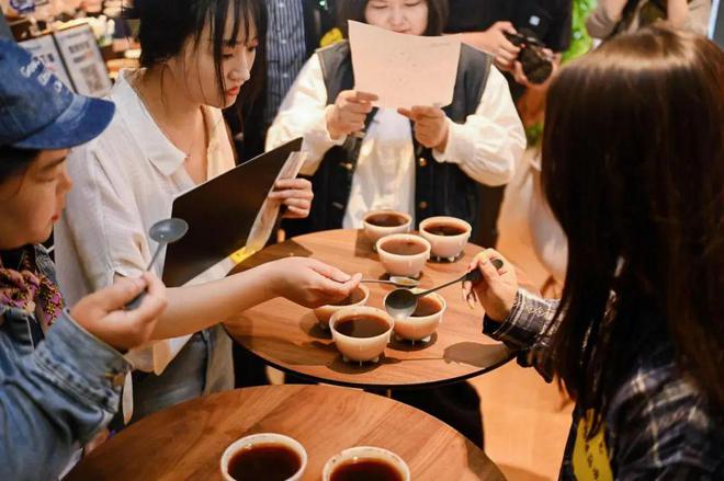 年轻人喝瑞幸的新场景：抱着卡皮巴拉喝咖啡一秒穿越巴西热带雨林(图4)