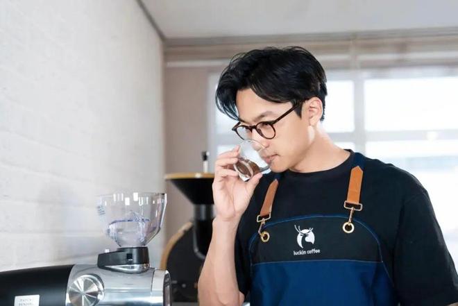 年轻人喝瑞幸的新场景：抱着卡皮巴拉喝咖啡一秒穿越巴西热带雨林(图9)