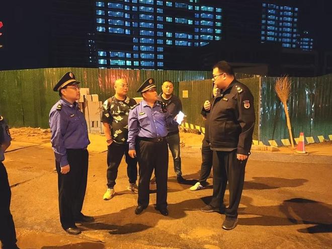 查处多起渣土源头管理不严问题！济南城管夜查建筑垃圾违规处置(图1)