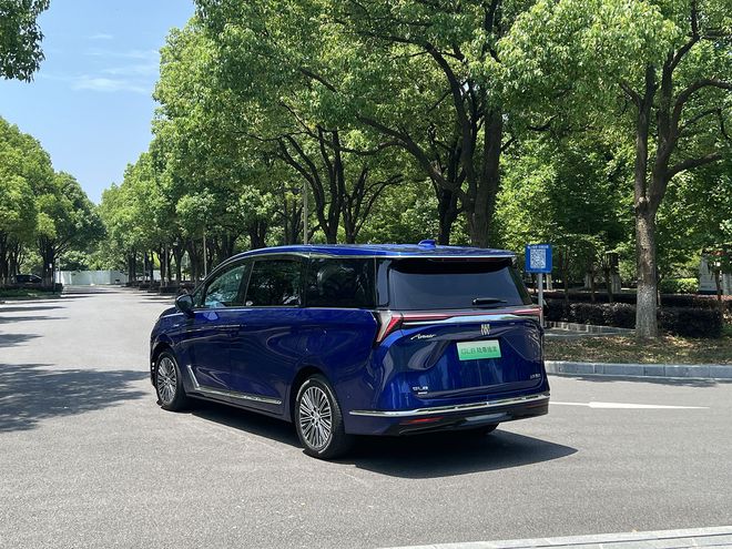 全系都是头等舱！别克全新GL8陆尊3399万起纯电200km+5C快充(图6)