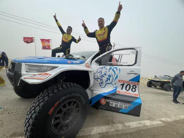 关注2025环塔收官有笑有泪“素人”车手吴京收获赛段冠军(图2)