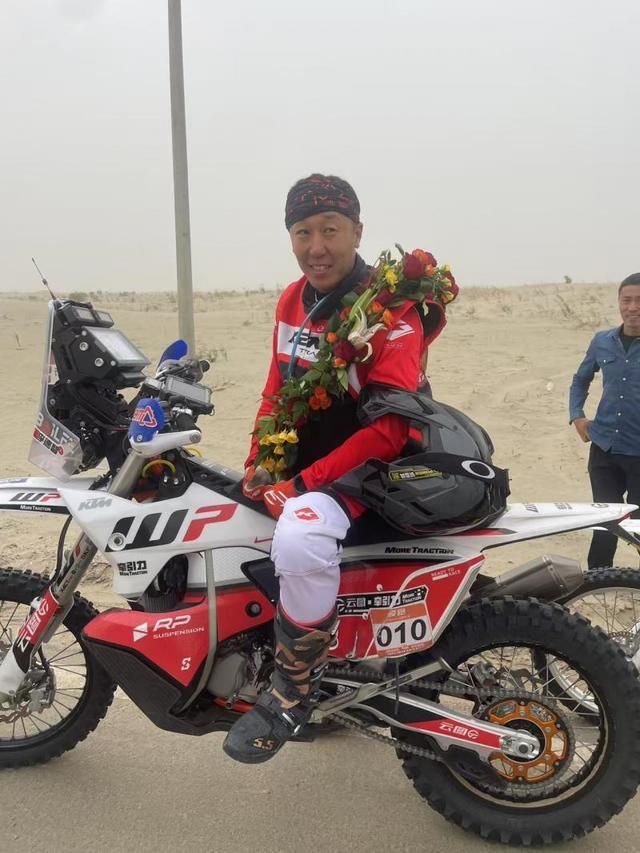 关注2025环塔收官有笑有泪“素人”车手吴京收获赛段冠军(图3)