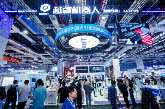 越疆“机械臂+人形+轮式+多足”具身机器人开启工业智能体时代(图1)