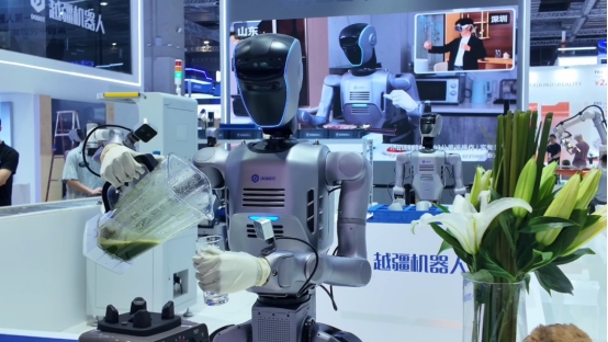 越疆“机械臂+人形+轮式+多足”具身机器人开启工业智能体时代(图2)