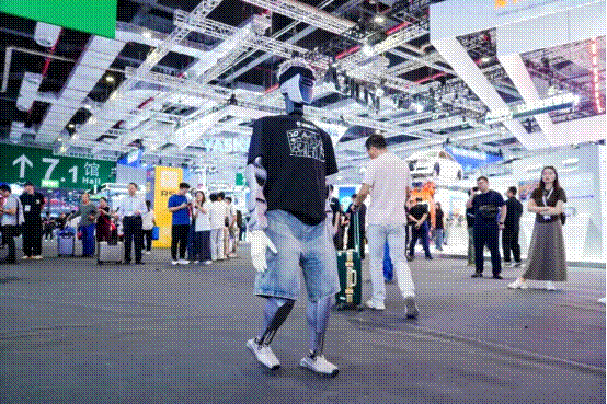 越疆“机械臂+人形+轮式+多足”具身机器人开启工业智能体时代(图3)