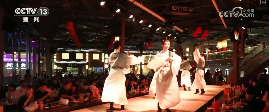 “顶流”美食满足味蕾活跃经济感受跨越地域“舌尖狂欢”解锁夜间经济新亮点(图5)